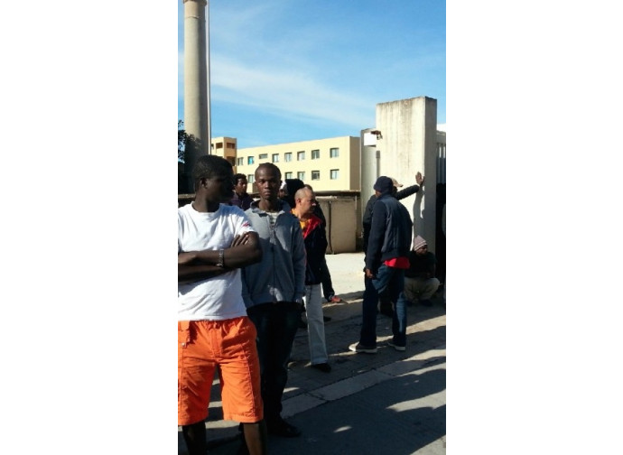 Migranti in attesa davanti a una Prefettura Migranti in attesa davanti a una Prefettura